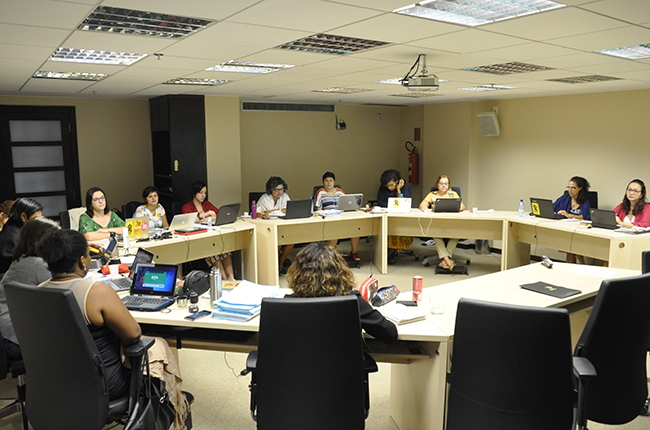 Foto mostra conselheiras do CFESS reunião na sede do Conselho