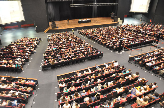 Imagem da parte de cima da arquibancada do Centro de Convenções com a plenária lotada.