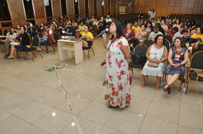 Imagem da apresentação do eixo administrativo-financeiro, durante a fala da primeira-tesoureira do CFESS, Cheila Queiroz, à frente. 