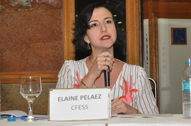 Imagem da assistente social e conselheira do CFESS Elaine Pelaez durante sua fala. 
