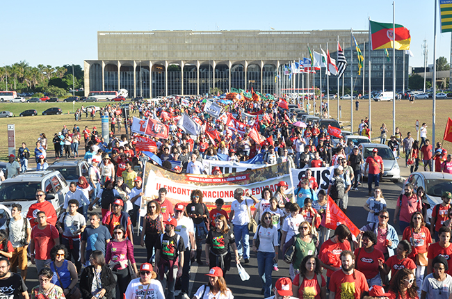 Foto mostra manifestantes a caminho do Ministério da Educação 