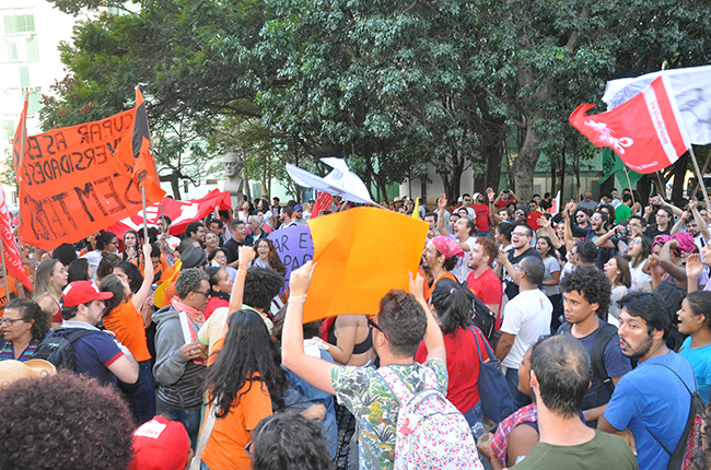 Foto mostra manifestantes em frente ao MEC