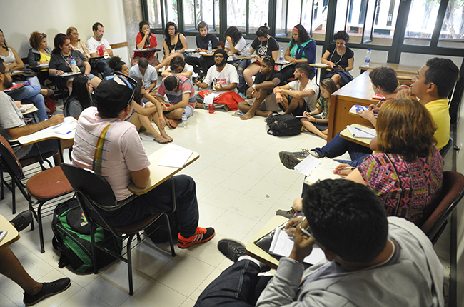 Imagem mostra participantes do eixo acesso e permanência debatendo