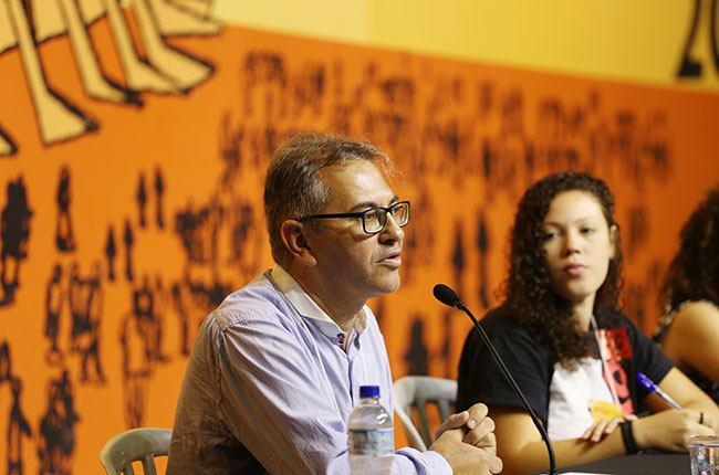 Imagem do professor Evilásio Salvador durante sua fala. 