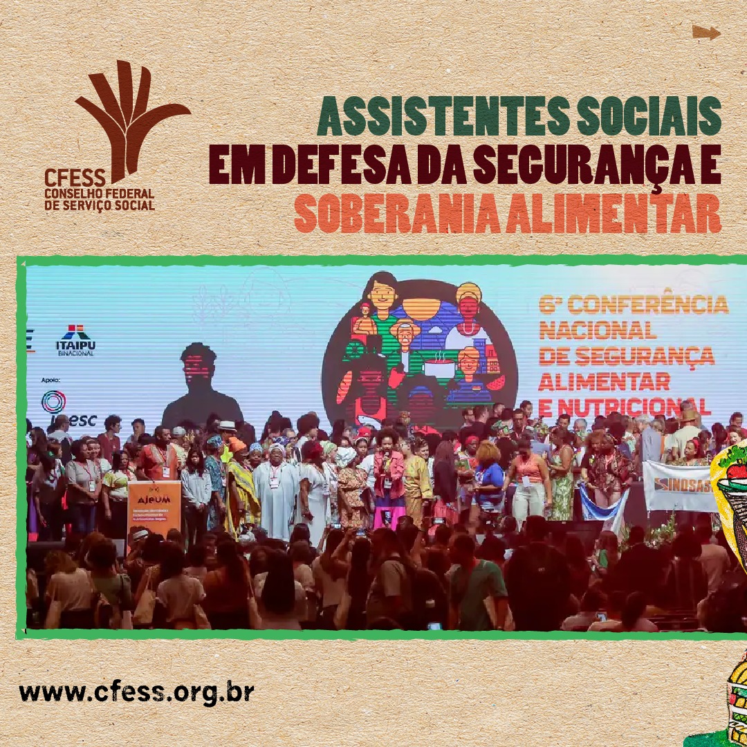 Card com fundo bege e a logo do CFESS traz imagem da plenária final da conferência, com movimentos sociais em cima do palco. 
