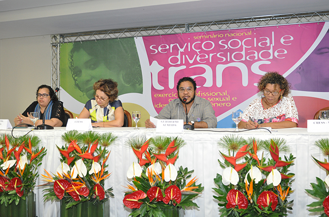 Imagem da primeira mesa do evento, com a professora Silvana Mara e o professor Guilherme Almeida. 
