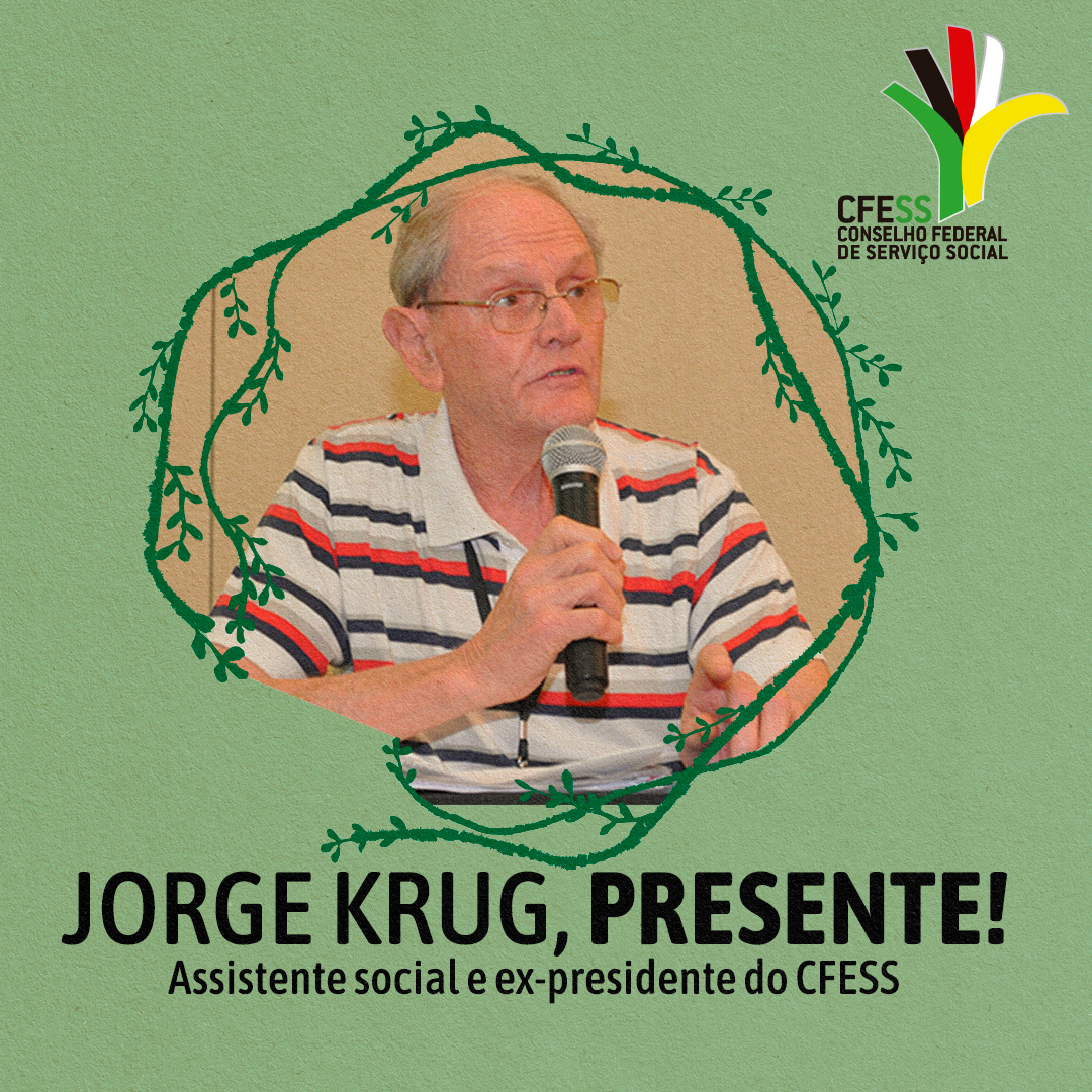 Imagem do professor Jorge Krug, falando ao microfone em evento do CFESS, de óculos, com camisa listrada, com arte da obra Fundos Murrado em volta, símbolo do Código de Ética do/a Assistente Social. 