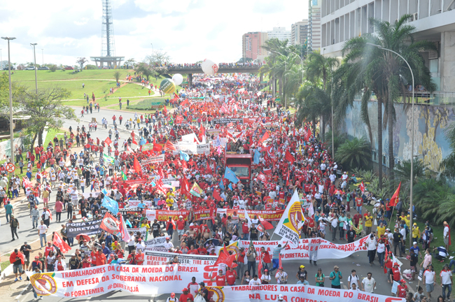 Imagem mostra milhares de manifestantes a caminho da Esplanada dos Ministérios