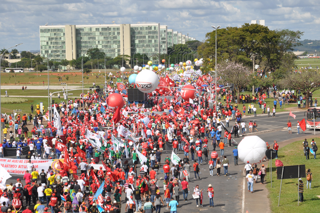 Foto mostra  a extensão do protesto, com manifestantes caminhando em direção ao Congresso Nacional