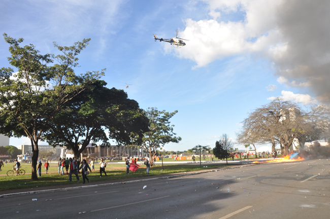 Foto mostra helicóptero usado para jogar bombas de gás na manifestação