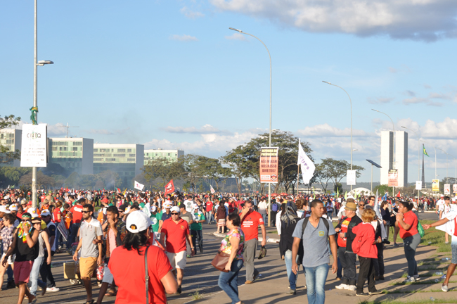 Foto mostra manifestantes voltando do ato, muitos sufocados pelo uso de gás lacrimogênio