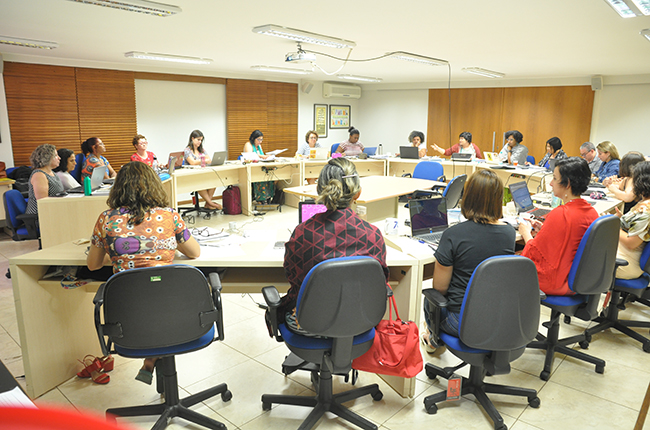 Imagem traz foto da reunião do Conselho Pleno, com as conselheiras sentadas fazendo um debate