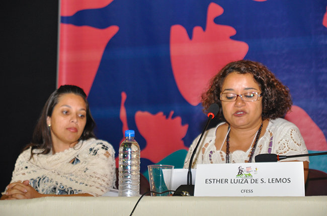 Imagem da mesa de encerramento do evento, com as conselheiras Viviane Arcanjo, do CRESS-MG, e Esther Lemos, do CFESS