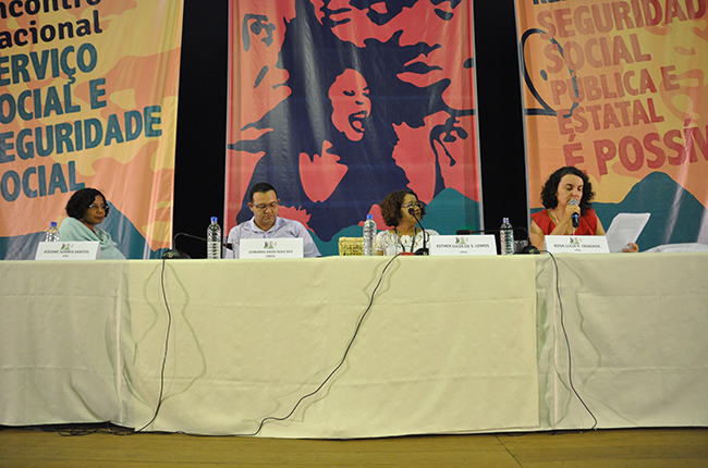 Imagem da mesa que trouxe as contribuições das professoras Josiane Soares e Rosa Prédes