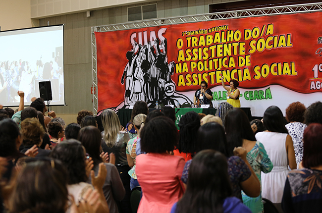 Imagem da plenária durante a homenagem à assistente social Marylucia Mesquita.