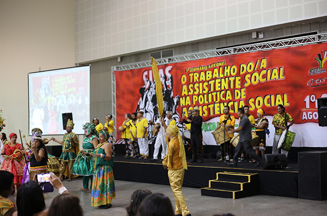 Imagem do grupo de maracatu que se apresentou no início do evento
