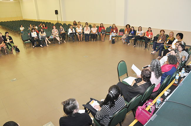 Imagem mostra participantes da plenária sobre participação e educação popular reunidas em círculo