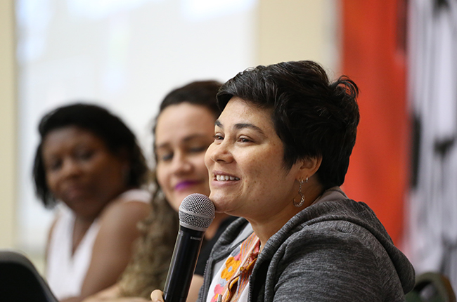 Imagem da conselheira do CFESS Daniela Neves na mesa de encerramento do evento