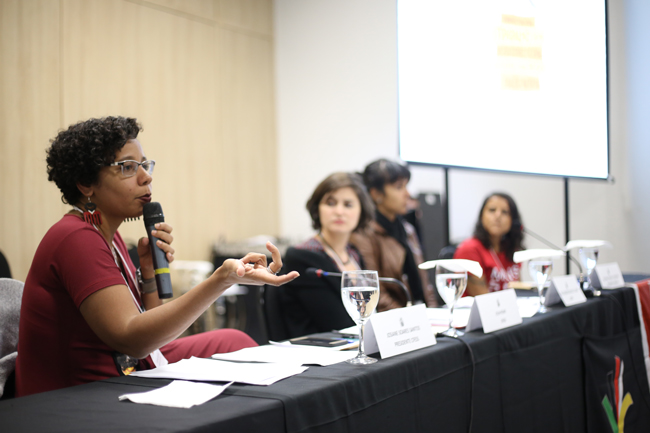 Imagem mostra a presidente do CFESS Josiane Soares apresentando sua palestra na mesa de debates 