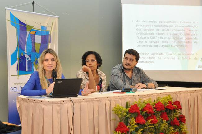 Mesa com a conselheira do CFESS Alessandra Ribeiro e com o conselheiro Maurílio Matos