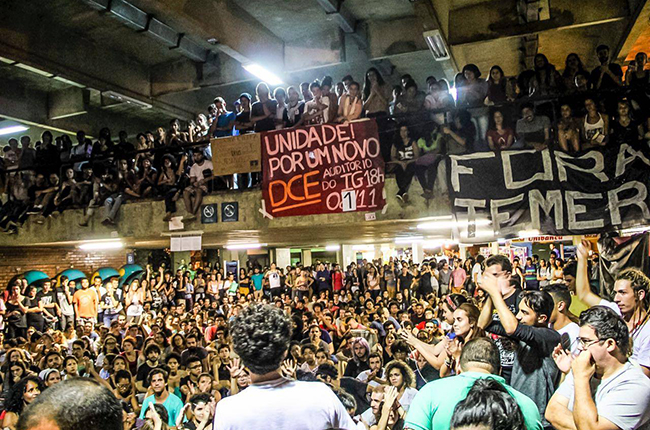 Imagem mostra UnB tomada por mais de mil estudantes em assembleia