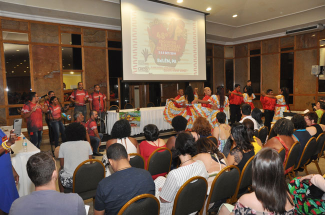 Imagem da atividade cultural na abertura do evento, com apresentação de carimbó. 