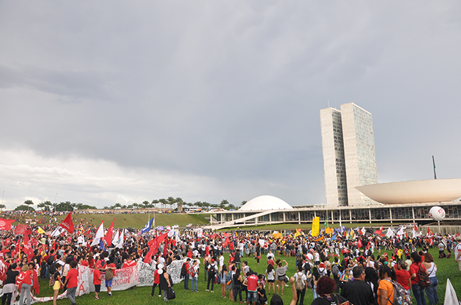 Foto mostra manifestantes se aglomerando em frente ao Congresso Nacional