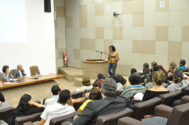 Imagem da conselheira do CFESS Valéria Coelho apresentando os argumentos do CFESS contra a regulamentação das comunidades terapêuticas