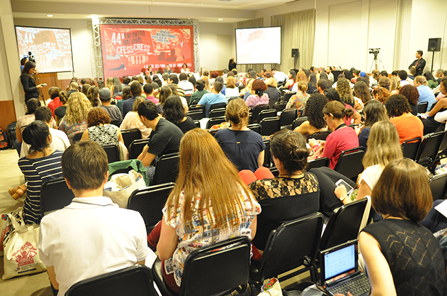 Imagem mostra auditório lotado com participantes do Encontro Nacional