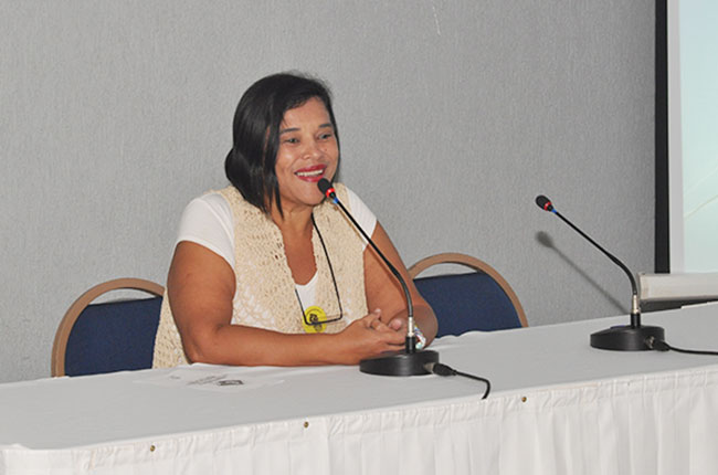 Imagem da conselheira do CFESS Cheila Queiroz, que abriu o evento.