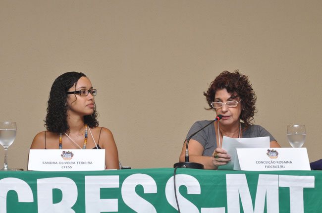 Imagem da mesa com a conselheira do CFESS Sandra Teixeira e a assistente social da Fiocruz/RJ Conceição Robaina