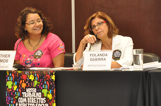 Foto mostra a conselheira do CFESS Esther Lemos ao lado da professora Yolanda Guerra