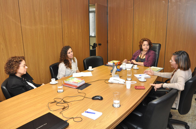 CFESS reunido com representantes do Ministério das Cidades para debater a inserção do serviço social na habitação