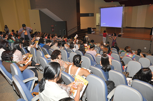 Imagem mostra cerca de 300 assistentes sociais que participaram da reunião com o CFESS na Conferência