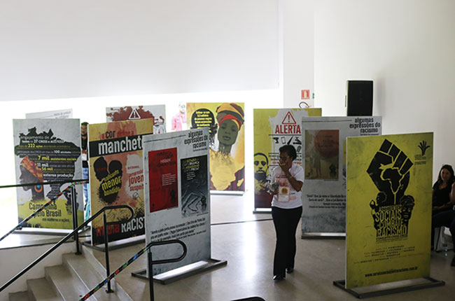 Imagem da exposição da campanha 'assistentes sociais no combate ao racismo', que também foi levada para a conferência.
