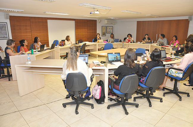 Imagem de arquivo mostra conselheiras do CFESS reunidas na sala de reuniões do CFESS em agosto de 2018.