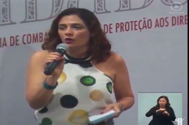 Imagem da conselheira Régia Prado, durante o evento de lançamento do relatório