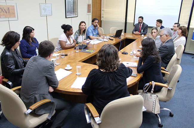 Imagem do grupo reunido com gestores e gestoras do INSS
