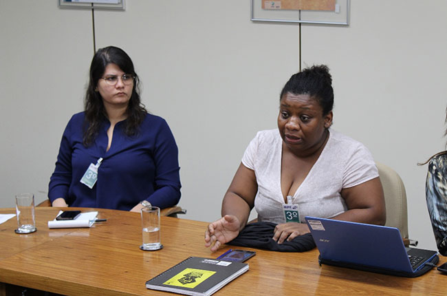 Imagem da conselheira do CFESS Solange Moreira durante a reunião com o INSS.