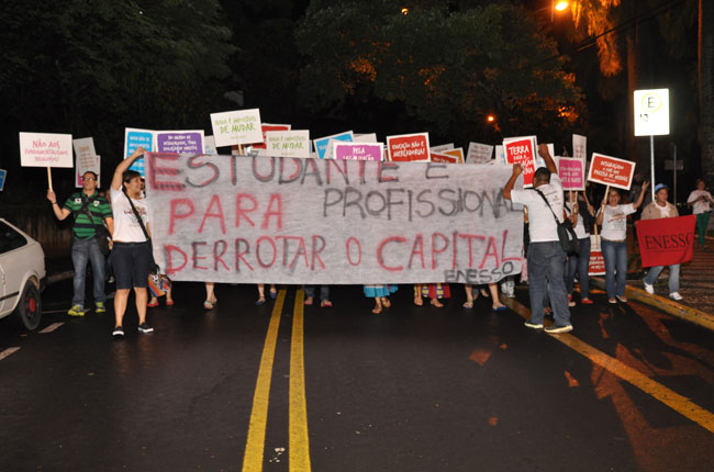 Estudantes e assistentes sociais marcharam nas ruas de Águas de Lindóia (foto: Diogo Adjuto)