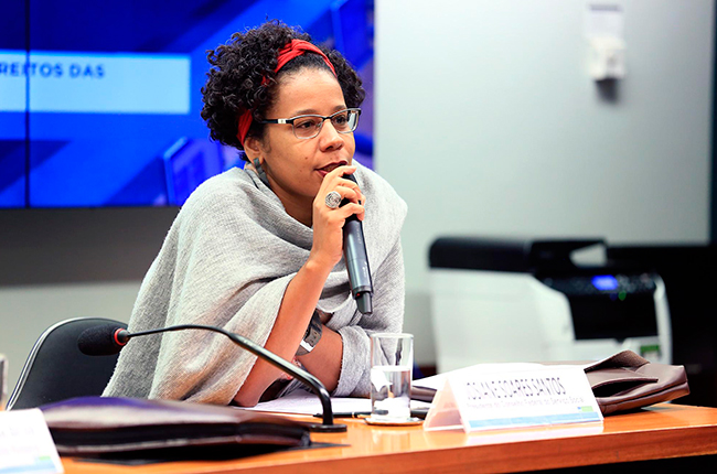 Imagem da presidente do CFESS, Josiane Soares, durante audiência pública na Câmara dos Deputados
