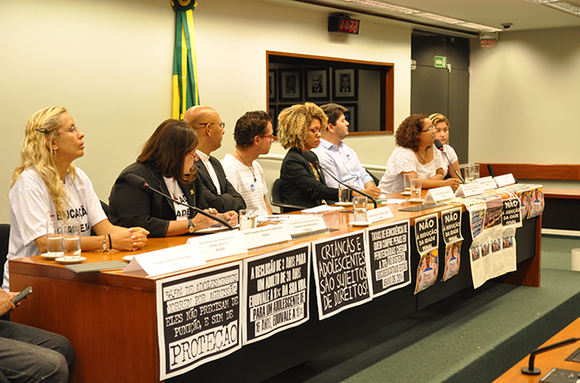 Foto mostra representantes de diversas entidades, inclusive do CFESS, durante coletiva de imprensa