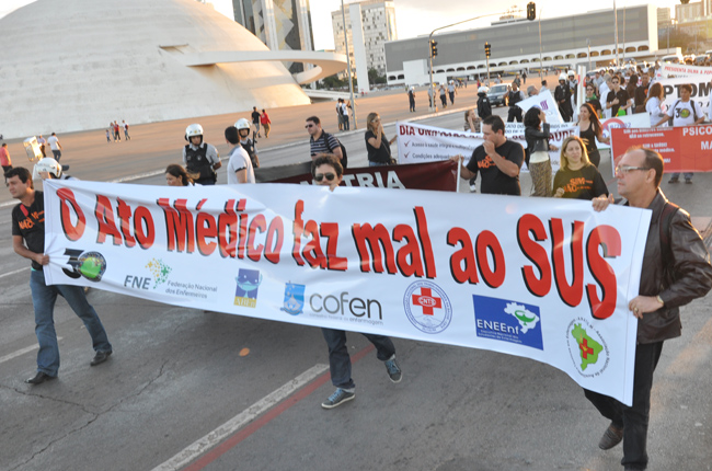 Foto de manifestação contra o Ato Médico na Esplanada dos Ministérios, em Brasília (DF)