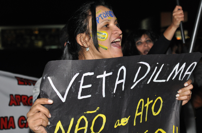 Foto de manifestante segurando faixa contra o Ato Médico, em frente ao Palácio do Planalto