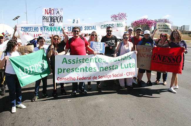 Imagem de conselheiros do CFESS, representantes da Abepss, da Enesso e do CRESS-MG na marcha em Brasília