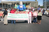 Assistentes sociais marcham em defesa do SUS, da seguridade social e da democracia