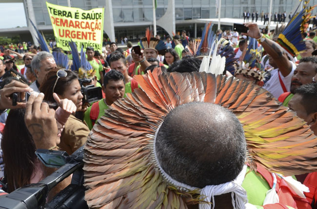 Indígenas marcharam até o Palácio do Planalto, em Brasília (foto: Antônio Cruz/ABr)