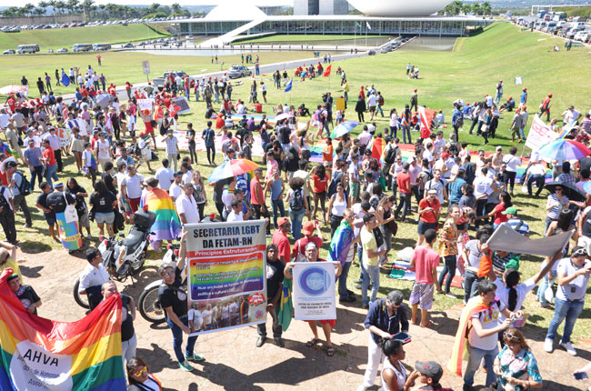Imagem do gramado do Congresso Nacional ocupado pelos participantes da Marcha contra a Homofobia, nesta quarta-feira