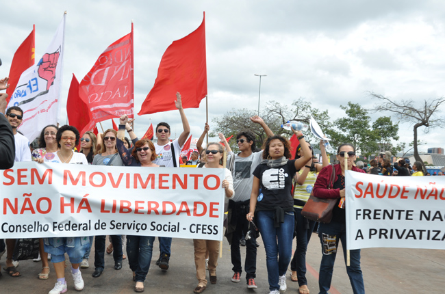 Foto do "bloco" do Serviço Social na marcha unificada