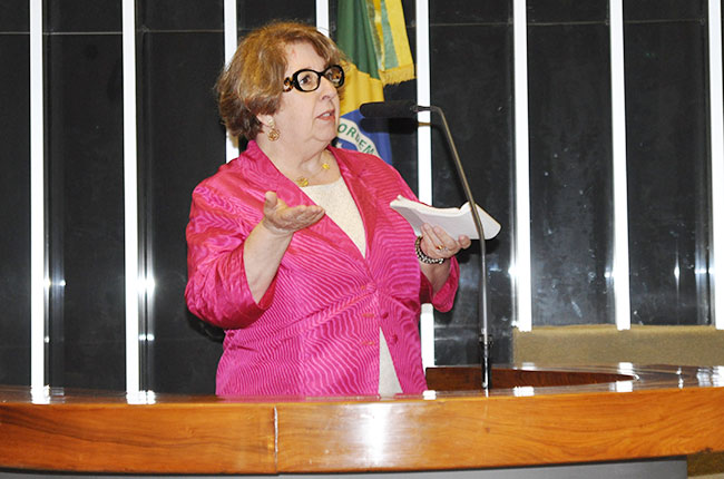 Imagem da professora Mariléa Porfírio na tribuna da Câmara dos Deputados